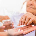 Anziani, rischio sovradosaggio per farmaci doppioni Anziani, rischio sovradosaggio per farmaci doppioni